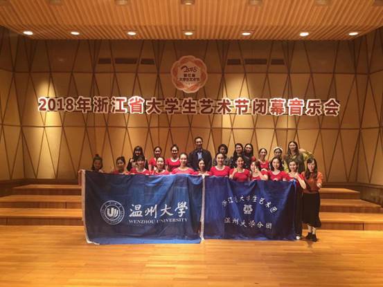 校党委副书记牟德刚 校团委书记屠霁霞与参演人员合影1