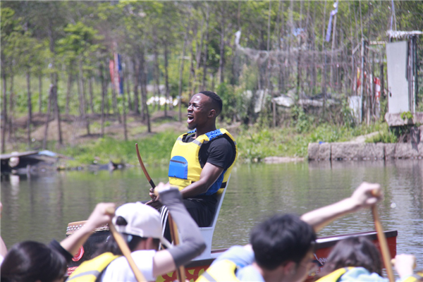 模拟龙舟赛。图源：香蕉视频
